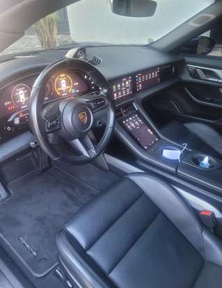 PORSCHE-TAYCAN-2020