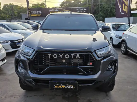 TOYOTA HILUX 2.8 D-4D TURBO DIESEL CD GR-S 4X4 AUTOMÁTICO TOYOTA HILUX 2.8 D-4D TURBO DIESEL CD GR-S 4X4 AUTOMÁTICO