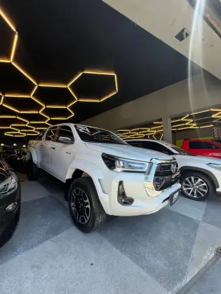 TOYOTA HILUX 2.8 D-4D TURBO DIESEL CD SRX PLUS 4X4 AUTOMÁTICO