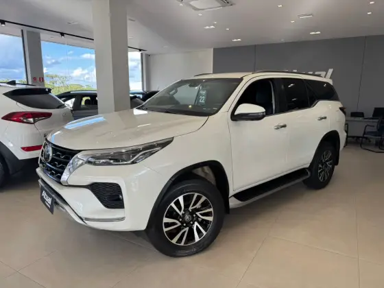 TOYOTA HILUX SW4 2.8 D-4D TURBO DIESEL SRX 7L 4X4 AUTOMÁTICO