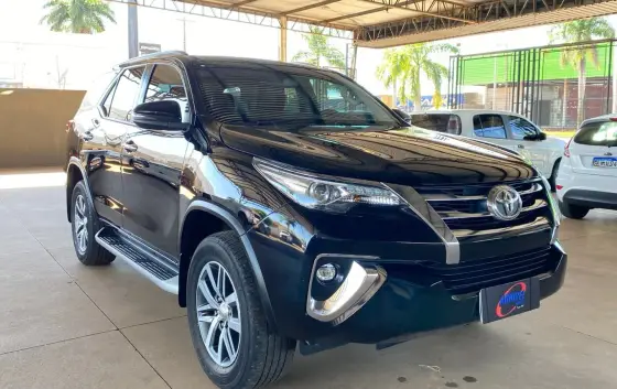 TOYOTA HILUX SW4 2.8 SRX 4X4 7 LUGARES 16V TURBO INTERCOOLER DIESEL 4P AUTOMÁTICO
