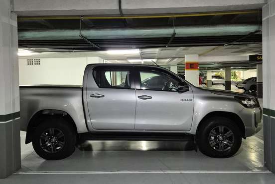 TOYOTA-HILUX-2.8 D-4D TURBO DIESEL CD SR 4X4 AUTOMÁTICO TOYOTA-HILUX-2023