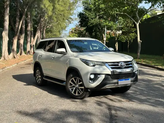 TOYOTA HILUX SW4 4.0 SRX 4X4 7 LUGARES V6 24V GASOLINA 4P AUTOMÁTICO TOYOTA HILUX SW4 4.0 SRX 4X4 7 LUGARES V6 24V GASOLINA 4P AUTOMÁTICO