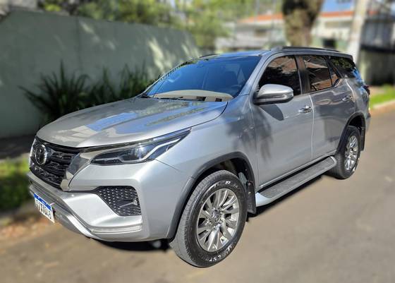 TOYOTA HILUX SW4 2.8 D-4D TURBO DIESEL SRX 4X4 AUTOMÁTICO