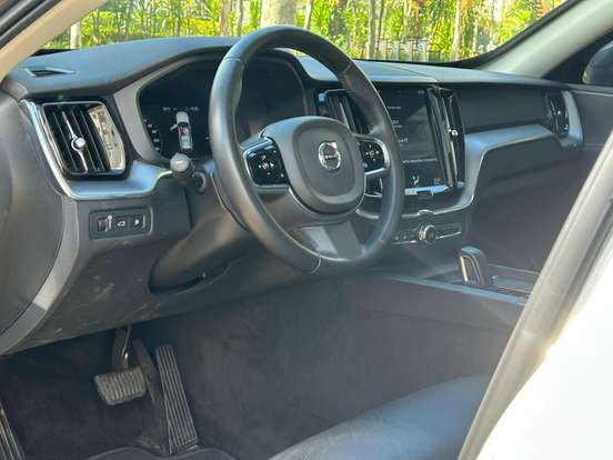 VOLVO-XC60-2020