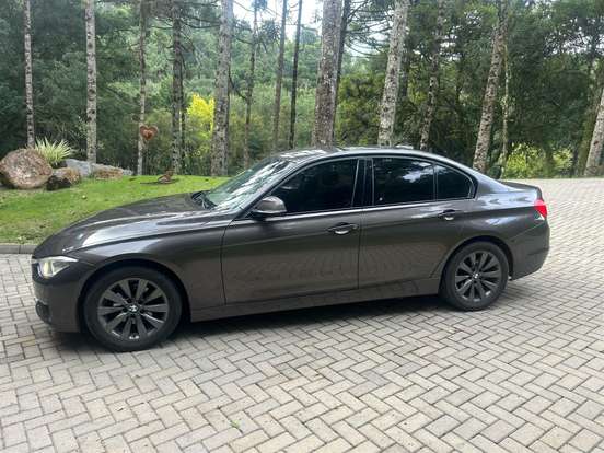 BMW-320i-2012
