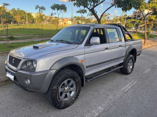 MITSUBISHI-L200-2011