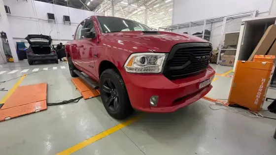 RAM CLASSIC 5.7 V8 GASOLINA LARAMIE NIGHT EDITION CD 4X4 AUTOMÁTICO
