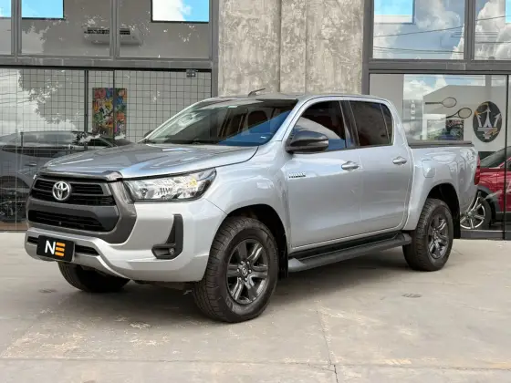 TOYOTA HILUX 2.8 D-4D TURBO DIESEL CD SR 4X4 AUTOMÁTICO