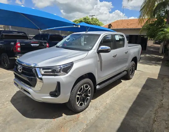 TOYOTA HILUX 2.8 D-4D TURBO DIESEL CD SRV 4X4 AUTOMÁTICO