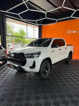 TOYOTA HILUX 2.8 D-4D TURBO DIESEL CD SRX 4X4 AUTOMÁTICO