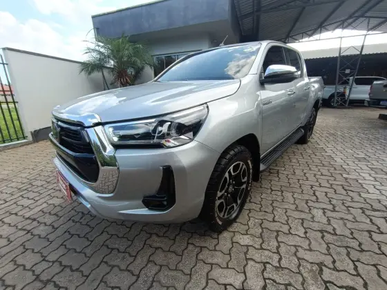 TOYOTA HILUX 2.8 D-4D TURBO DIESEL CD SRX 4X4 AUTOMÁTICO