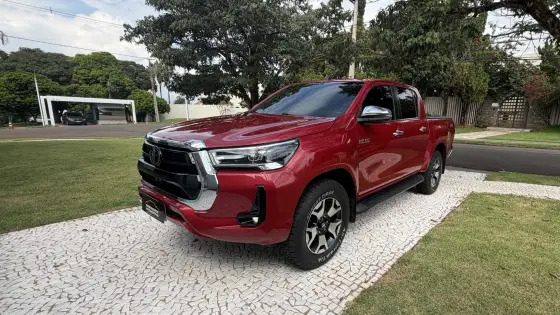TOYOTA HILUX 2.8 D-4D TURBO DIESEL CD SRX 4X4 AUTOMÁTICO TOYOTA HILUX 2.8 D-4D TURBO DIESEL CD SRX 4X4 AUTOMÁTICO