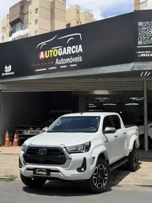 TOYOTA HILUX 2.8 D-4D TURBO DIESEL CD SRX PLUS 4X4 AUTOMÁTICO TOYOTA HILUX 2.8 D-4D TURBO DIESEL CD SRX PLUS 4X4 AUTOMÁTICO