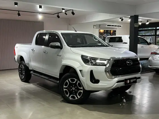 TOYOTA HILUX 2.8 D-4D TURBO DIESEL CD SRX PLUS 4X4 AUTOMÁTICO