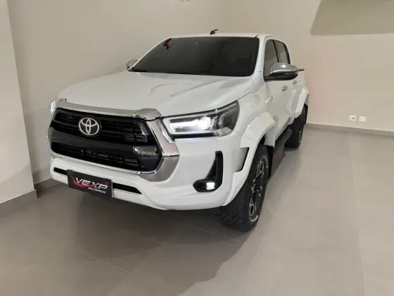 TOYOTA HILUX 2.8 D-4D TURBO DIESEL CD SRX PLUS 4X4 AUTOMÁTICO