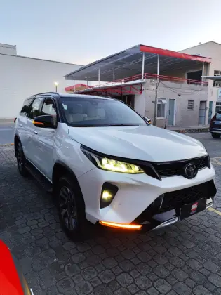 TOYOTA HILUX SW4 2.8 D-4D TURBO DIESEL DIAMOND 7L 4X4 AUTOMÁTICO