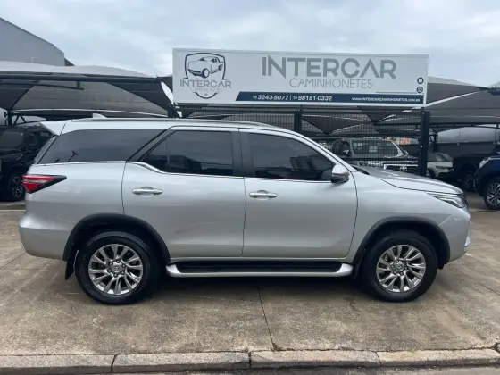 TOYOTA HILUX SW4 2.8 D-4D TURBO DIESEL SRX 7L 4X4 AUTOMÁTICO