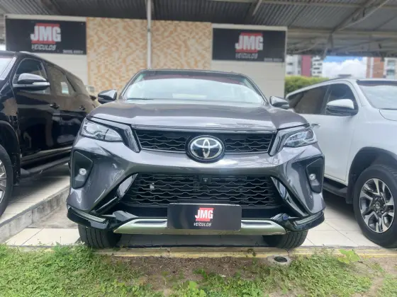 TOYOTA HILUX SW4 2.8 D-4D TURBO DIESEL SRX PLATINUM 4X4 AUTOMÁTICO