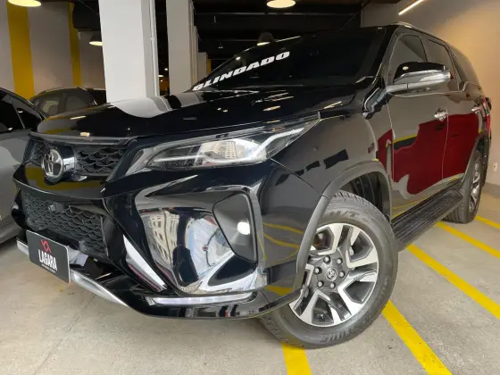 TOYOTA HILUX SW4 2.8 D-4D TURBO DIESEL SRX PLATINUM 7L 4X4 AUTOMÁTICO