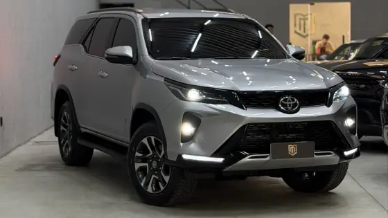 TOYOTA HILUX SW4 2.8 D-4D TURBO DIESEL SRX PLATINUM 7L 4X4 AUTOMÁTICO