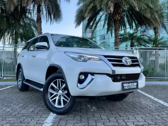 TOYOTA HILUX SW4 2.8 SRX 4X4 16V TURBO INTERCOOLER DIESEL 4P AUTOMÁTICO TOYOTA HILUX SW4 2.8 SRX 4X4 16V TURBO INTERCOOLER DIESEL 4P AUTOMÁTICO