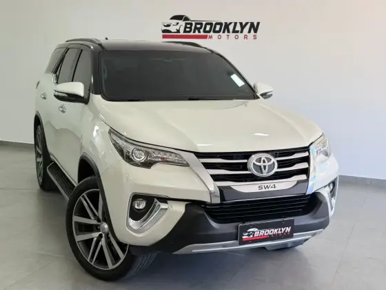 TOYOTA HILUX SW4 2.8 SRX 4X4 7 LUGARES 16V TURBO INTERCOOLER DIESEL 4P AUTOMÁTICO