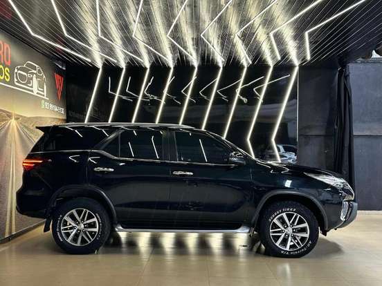 TOYOTA-HILUX SW4-2.8 SRX 4X4 7 LUGARES 16V TURBO INTERCOOLER DIESEL 4P AUTOMÁTICO TOYOTA-HILUX SW4-2019