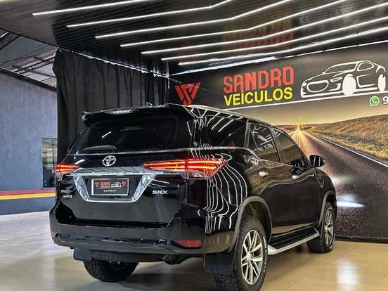 TOYOTA-HILUX SW4-2.8 SRX 4X4 7 LUGARES 16V TURBO INTERCOOLER DIESEL 4P AUTOMÁTICO TOYOTA-HILUX SW4-2019