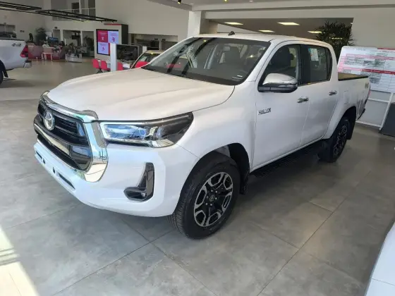 TOYOTA HILUX 2.8 D-4D TURBO DIESEL CD SRX 4X4 AUTOMÁTICO