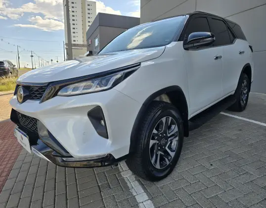 TOYOTA HILUX SW4 2.8 D-4D TURBO DIESEL DIAMOND 7L 4X4 AUTOMÁTICO