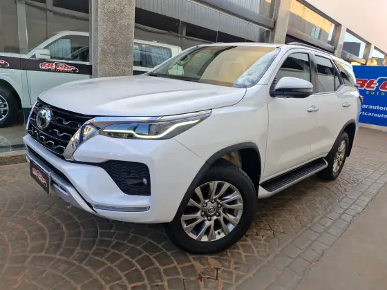 TOYOTA HILUX SW4 2.8 D-4D TURBO DIESEL SRX 7L 4X4 AUTOMÁTICO