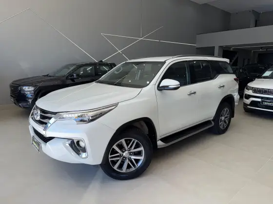 TOYOTA HILUX SW4 2.8 SRX 4X4 7 LUGARES 16V TURBO INTERCOOLER DIESEL 4P AUTOMÁTICO TOYOTA HILUX SW4 2.8 SRX 4X4 7 LUGARES 16V TURBO INTERCOOLER DIESEL 4P AUTOMÁTICO