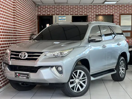 TOYOTA HILUX SW4 2.8 SRX 4X4 7 LUGARES 16V TURBO INTERCOOLER DIESEL 4P AUTOMÁTICO
