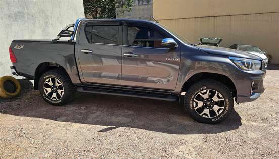 TOYOTA-HILUX-2019