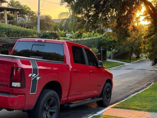 RAM-1500-5.7 V8 GASOLINA LIMITED NIGHT EDITION CD 4X4 AUTOMÁTICO RAM-1500-2023
