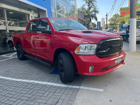 RAM CLASSIC 5.7 V8 GASOLINA LARAMIE NIGHT EDITION CD 4X4 AUTOMÁTICO