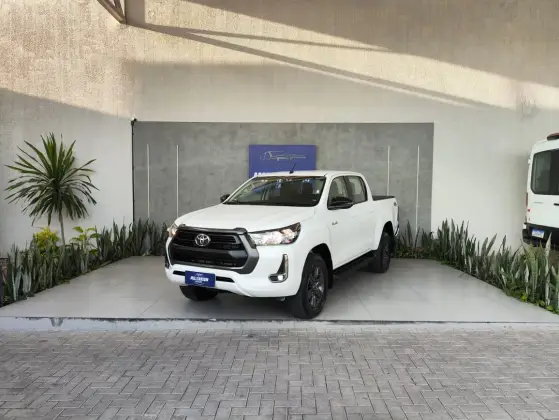TOYOTA HILUX 2.8 D-4D TURBO DIESEL CD SR 4X4 AUTOMÁTICO TOYOTA HILUX 2.8 D-4D TURBO DIESEL CD SR 4X4 AUTOMÁTICO