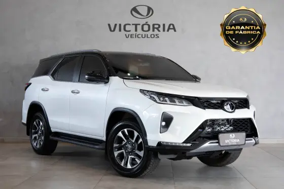 TOYOTA HILUX SW4 2.8 D-4D TURBO DIESEL DIAMOND 7L 4X4 AUTOMÁTICO