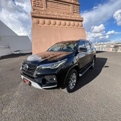 TOYOTA HILUX SW4 2.8 D-4D TURBO DIESEL SRX 4X4 AUTOMÁTICO TOYOTA HILUX SW4 2.8 D-4D TURBO DIESEL SRX 4X4 AUTOMÁTICO