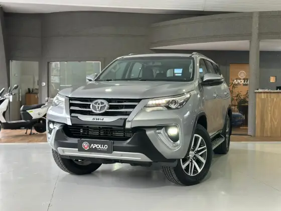 TOYOTA HILUX SW4 2.8 SRX 4X4 7 LUGARES 16V TURBO INTERCOOLER DIESEL 4P AUTOMÁTICO