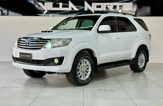 TOYOTA HILUX SW4 3.0 SRV 4X4 7 LUGARES 16V TURBO INTERCOOLER DIESEL 4P AUTOMÁTICO