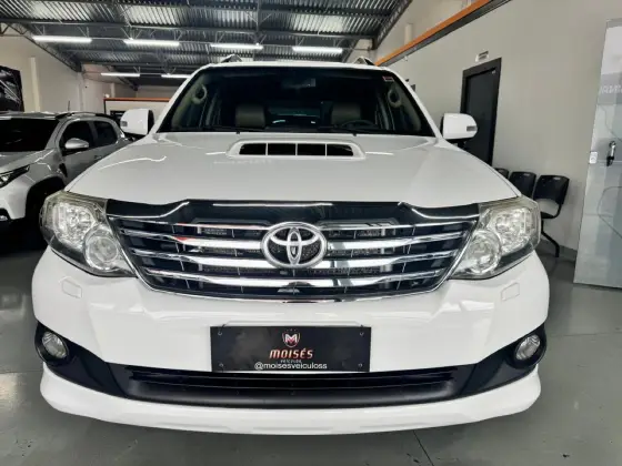 TOYOTA HILUX SW4 3.0 SRV 4X4 7 LUGARES 16V TURBO INTERCOOLER DIESEL 4P AUTOMÁTICO