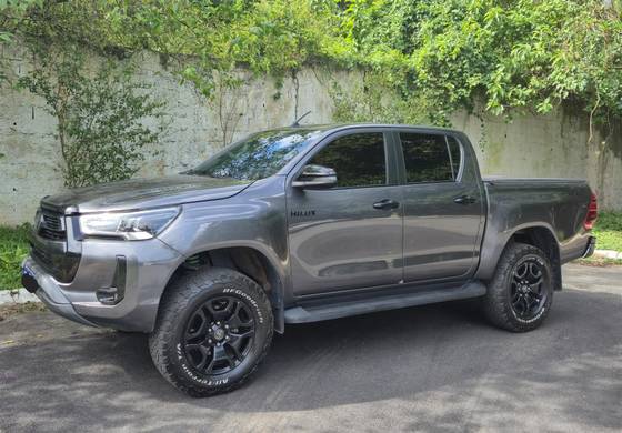 TOYOTA HILUX 2.8 D-4D TURBO DIESEL CD SRX 4X4 AUTOMÁTICO