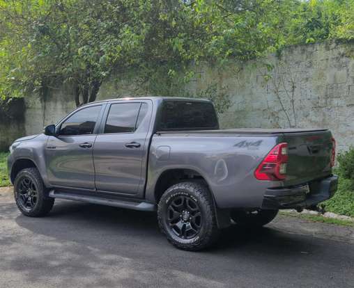 TOYOTA-HILUX-2021