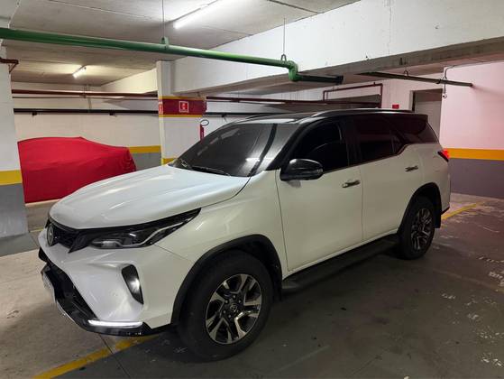 TOYOTA HILUX SW4 2.8 D-4D TURBO DIESEL SRX PLATINUM 7L 4X4 AUTOMÁTICO