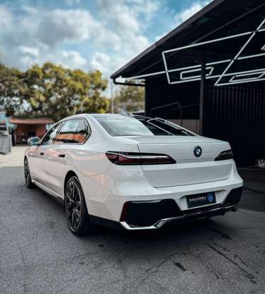 BMW-i7-2023