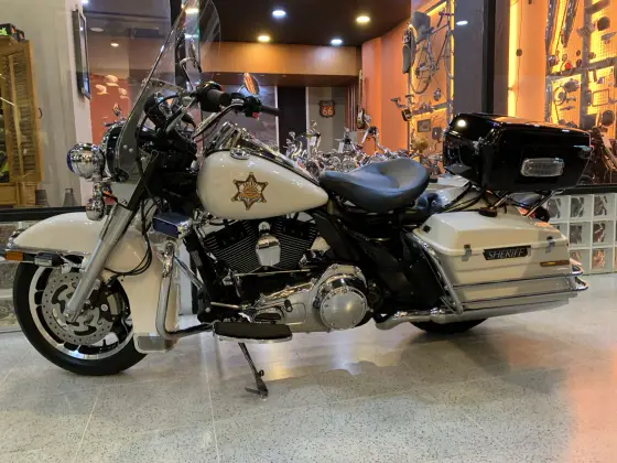 HARLEY-DAVIDSON ROAD KING POLICE 
