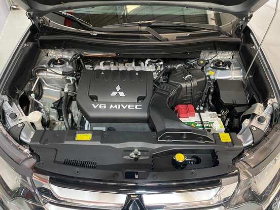 MITSUBISHI-OUTLANDER-3.0 GT 4X4 V6 24V GASOLINA 4P AUTOMÁTICO MITSUBISHI-OUTLANDER-2017
