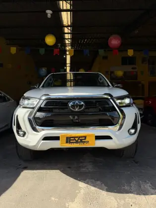 TOYOTA HILUX 2.8 D-4D TURBO DIESEL CD SRX PLUS 4X4 AUTOMÁTICO